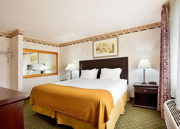 Express & Chicago-libertyville By Ihg Hotel